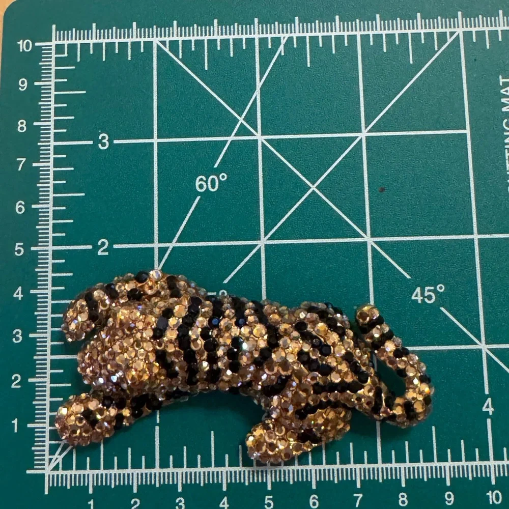 VTG gold tone articulated black & champagne rhinestone detailed tiger brooch